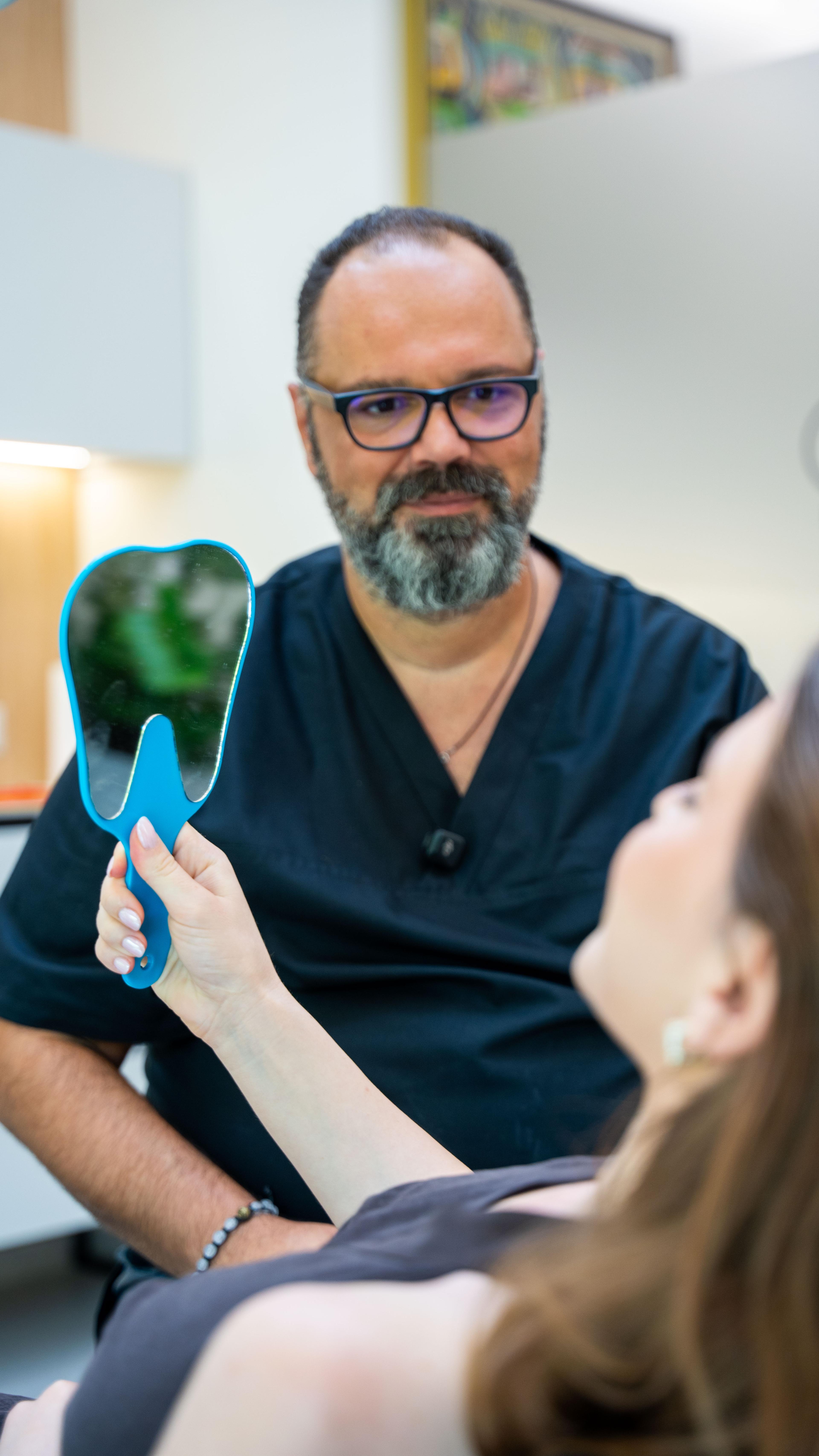 Dr. Gjergj Dilo me një paciente në klinikë