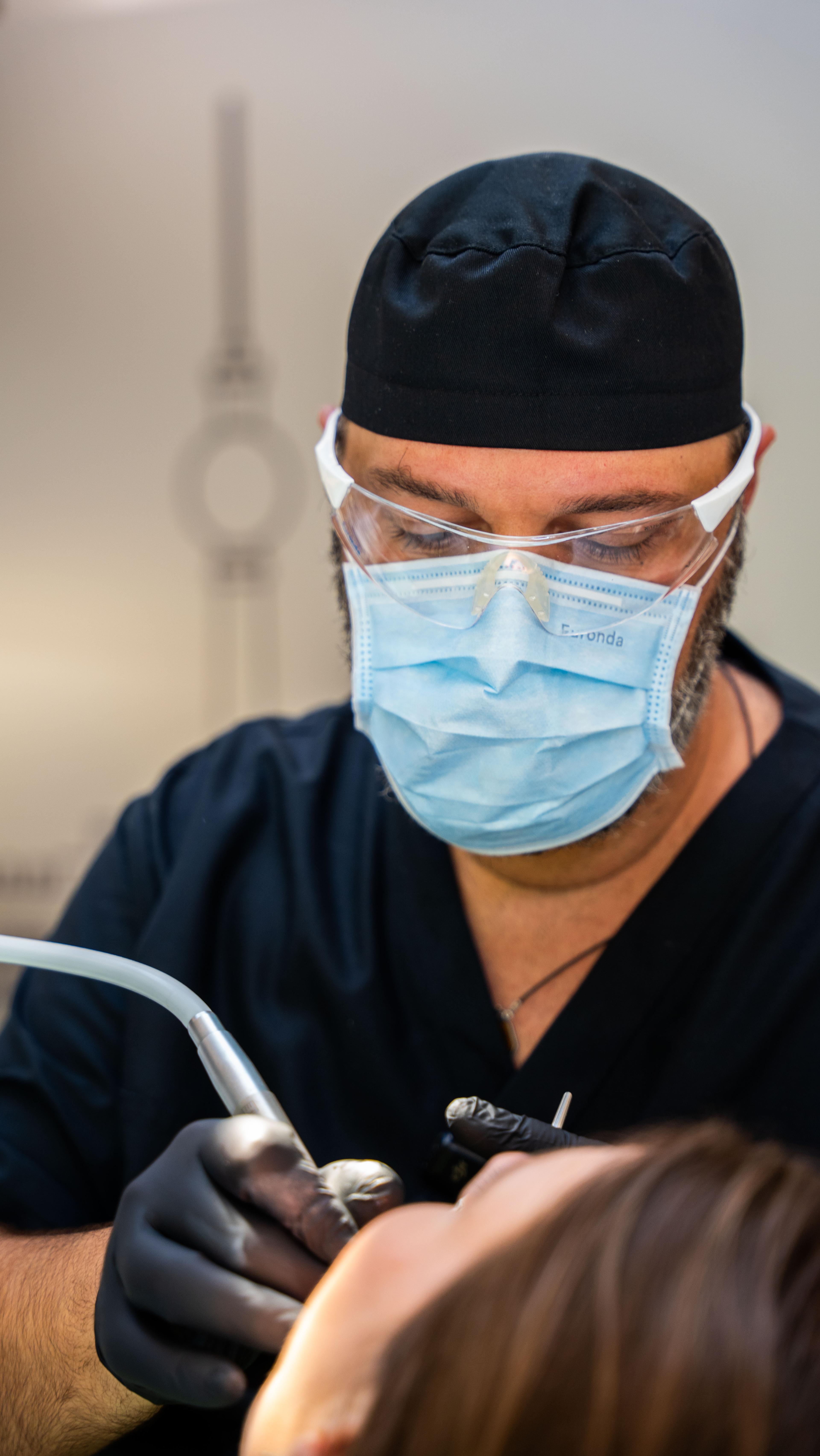 Dr. Gjergj Dilo gjatë një procedure dentare